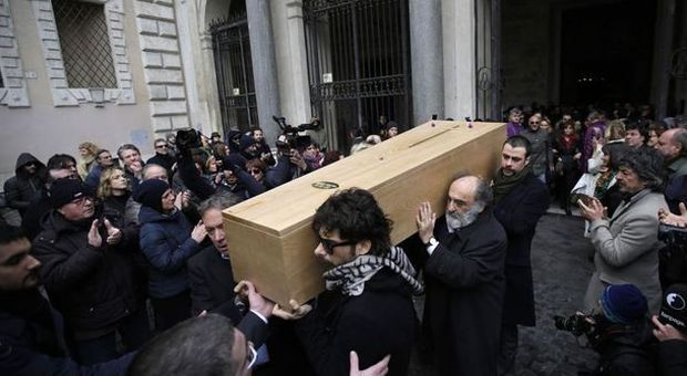 Monica Scattini, l'ultimo saluto di Roma: folla di attori ai funerali a Trastevere