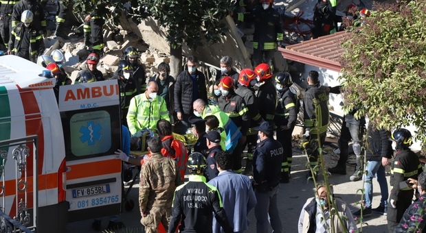 Esplosione nel Casertano, crolla villetta: «Fuga di gas», persone sotto le macerie, donna estratta viva ma ustionata
