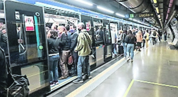Un treno della linea 1 della metropolitana di Napoli con passeggeri