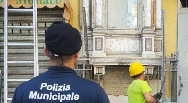 Napoli, in piazza Gravina la rimozione del penultimo altarino votivo abusivo