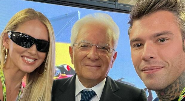 Fedez e Chiara Ferragni scattano un selfie con Mattarella a Monza, social scatenati: «Con quegli occhiali vicino al presidente...»