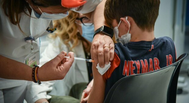 Vaccino anti-Covid ai bambini dai 6 mesi d'età: negli Usa arriva l'ok a Moderna e Pfizer