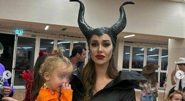 Belen malefica con le corna alla festa di Halloween con i figli Santiago e Luna Marì