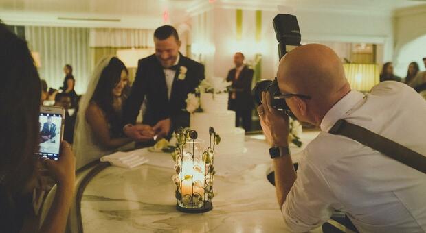 Fotografo cancella le foto del matrimonio davanti allo sposo dopo che gli è stato negato il pranzo