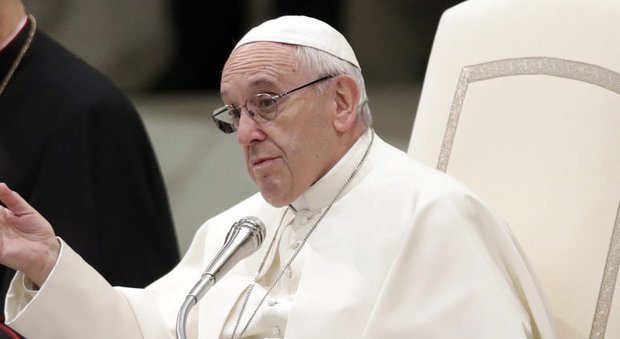 Il Papa mette sulla graticola la Curia: «Basta complotti e consorterie, sono un cancro»