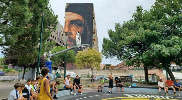 Napoli, playground a San Giovanni a Teduccio: sport gratis sotto i murales del Che