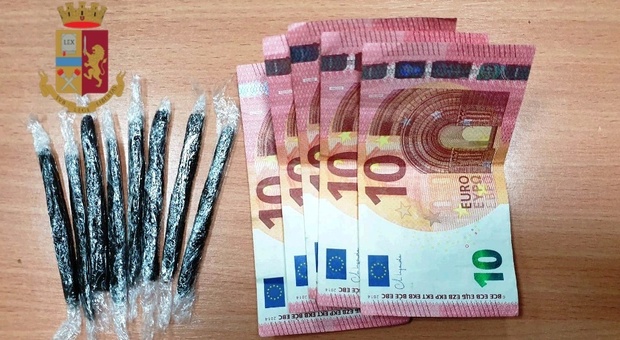 Napoli, spacciava dalla finestra, trovati 18 grammi di hashish e 50 euro: arrestata 35enne a Materdei