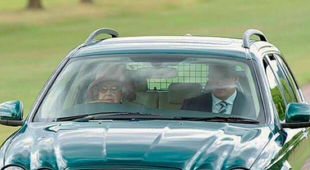 Regina Elisabetta, all'asta la Jaguar guidata dalla sovrana: valore inestimabile, quanto costa
