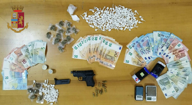 Casoria, pistola, droga, telefonini e soldi nella cassetta di sicurezza
