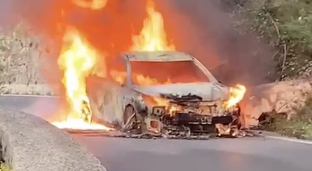 Incidente a Furore, due auto si scontrano e prendono fuoco: ferito uno dei conducenti