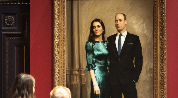 William e Kate hanno il loro primo ritratto ufficiale: eleganti e abbracciati, il dipinto è esposto al Museo di Cambridge