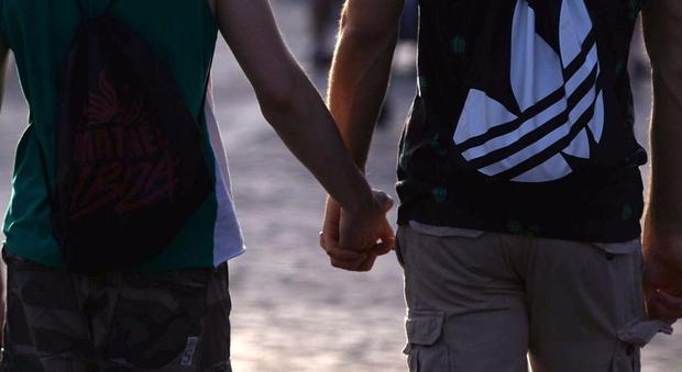 «Gay via dal lido», gestore pronto a denunciare la coppia per offese