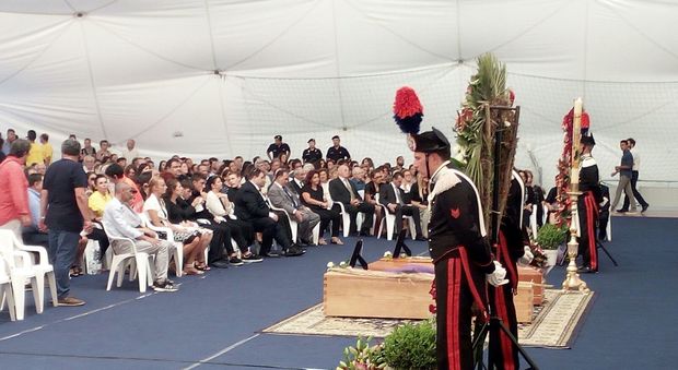 Terremoto a Ischia, folla ai funerali delle vittime. Il vescovo: «Abusivismo no causa dei crolli»
