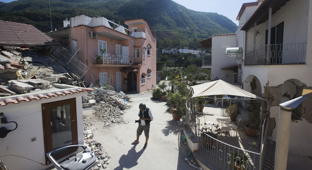 Terremoto, anche il sindaco di Casamicciola sotto accusa per abusi edilizi