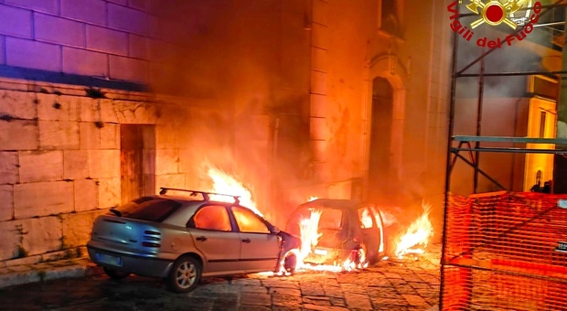 Auto in fiamme: danni a chiesa, ad altra vettura e cabina Enel