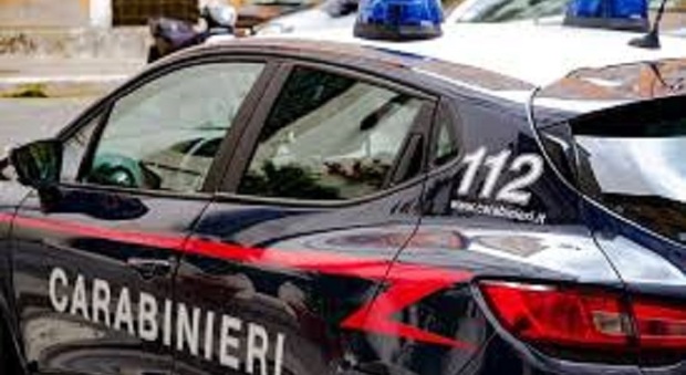 Trovata una pistola «calda» in un'auto, indagini su un pregiudicato a Salerno