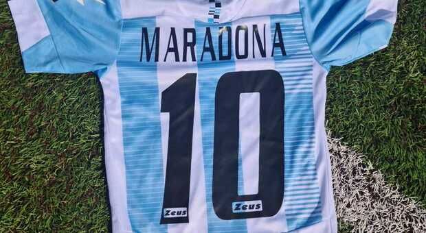 Sorrento, omaggio a Maradona: ecco la maglia dei baby calciatori