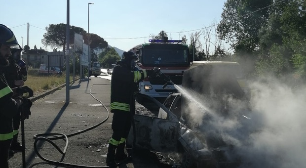 Capua, auto in fiamme nel traffico: intervengono i vigili del fuoco