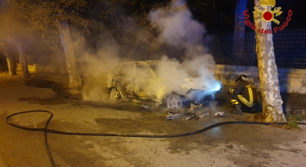 Auto in fiamme a Quadrelle, si segue la pista del raid doloso