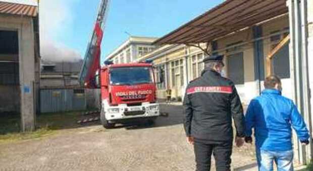 Incendio a Benevento, in fiamme deposito: intervengono i vigili del fuoco e i carabinieri