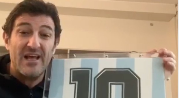 Maradona ringrazia i napoletani: «Abbiamo vinto un'altra partita»