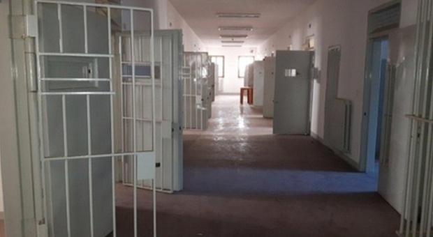 Vuole cambiare cella nel carcere di Avellino, detenuto manda in ospedale due agenti