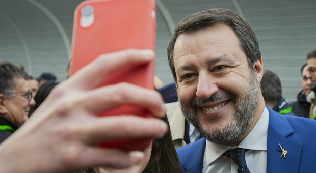 Salvini: «Via telefono ai bulli, ma per i social è poco: multe ai genitori e lavori forzati»