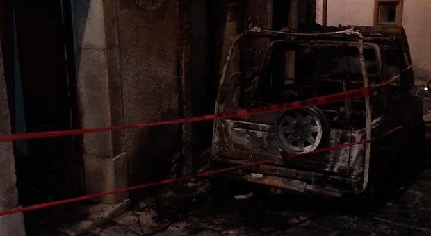 Auto a fuoco in centro, bruciata anche la linea elettrica del paese