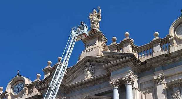 A Pompei si ripete il fenomeno del Rosario oscillante tra le mani della Madonna