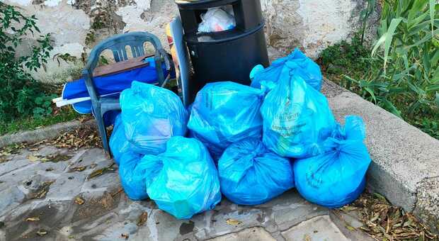 Volontari in azione a Castellabate: pulita una parte della spiaggia