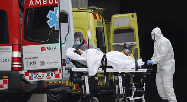 Coronavirus in Spagna, record di vittime: 738 morti in 24 ore, più della Cina. Esercito chiede aiuto alla Nato