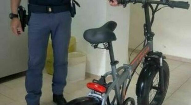Napoli, in equilibrio sullo scooter ruba due bici: 26enne denunciato