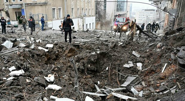 Guerra in Ucaina, Russia bombarda Kharkiv, missili nel centro della città. Zelensky: «La situazione peggiora»