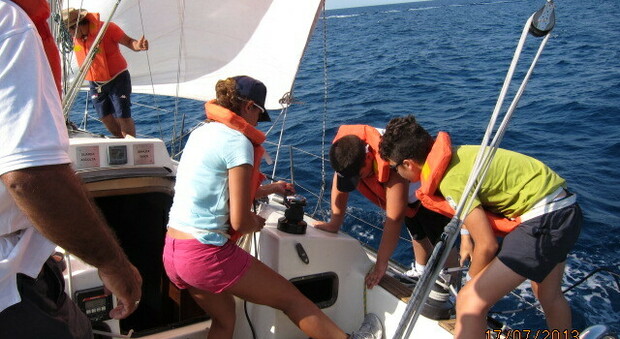 Dalla Campania alla Sicilia 500 ragazzi navigano a vela «contro l’abbandono scolastico»