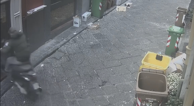 Napoli, sfonda col motorino la porta del negozio e ruba 400 euro dalla cassa
