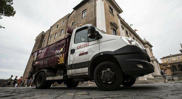 Ama, dipendenti rubavano benzina dai mezzi e la rivendevano: 7 arresti a Roma