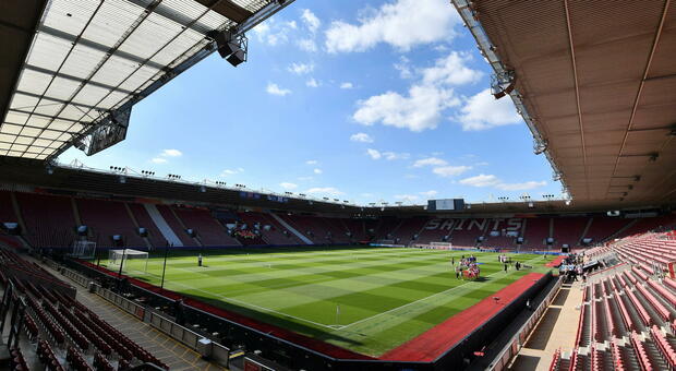 Premier League, un drone misterioso sorvola lo stadio in Southampton-Aston Villa: partita sospesa