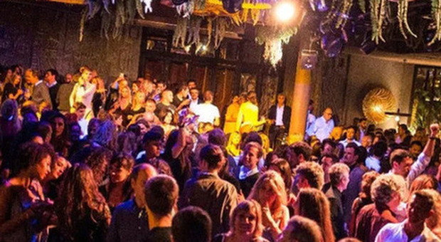 Focolaio Covid in una discoteca di Bordeaux, contagiate 81 persone: da domani scatta il Green Pass obbligatorio