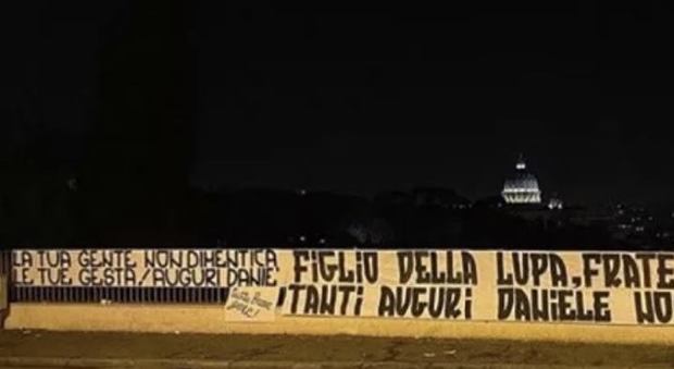 Striscione choc dei romanisti con dedica per De Santis, l'ultrà che uccise Ciro Esposito