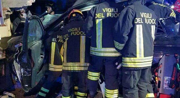 Incidente a Reggio Emilia, auto esce fuori strada e si schianta contro un muro: morti madre e tre figli
