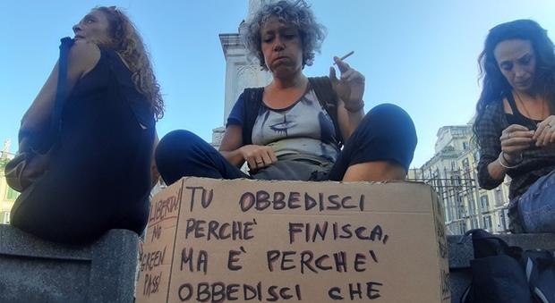 Green pass, il popolo no vax a Napoli: «No alla dittatura sanitaria»
