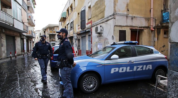 Agguato a Napoli oggi, due uomini feriti a colpi di pistola: l'incubo della faida di camorra