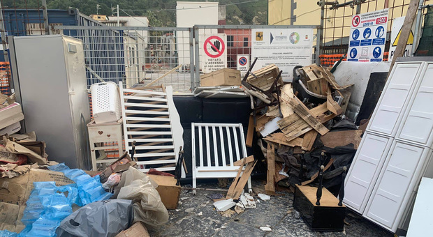 Degrado a Napoli, i rifiuti impediscono l'accesso agli operai di un cantiere a Pianura