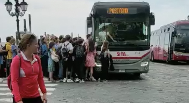 In Costiera ressa per gli autobus tra studenti e turisti: caos al capolinea