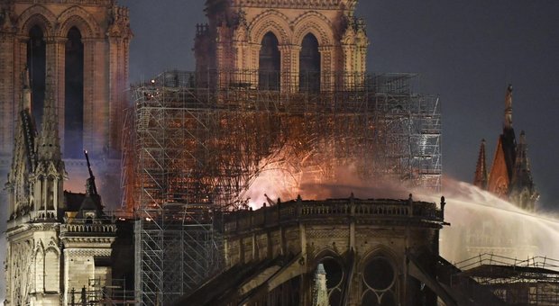 Notre-Dame, il giallo del cantiere incustodito e il flop del sistema antincendio