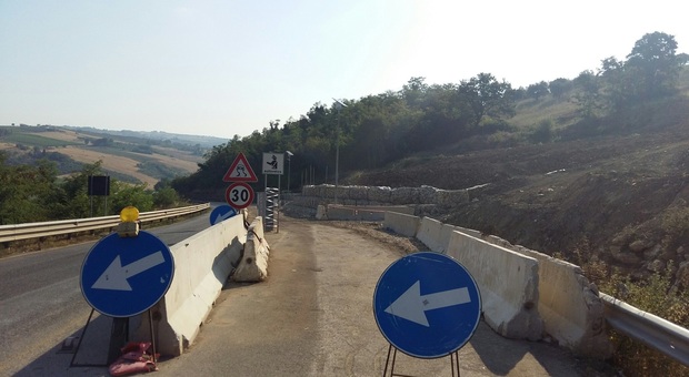 Frana un tratto della statale Sannitica: corsia distrutta, stop ai mezzi pesanti