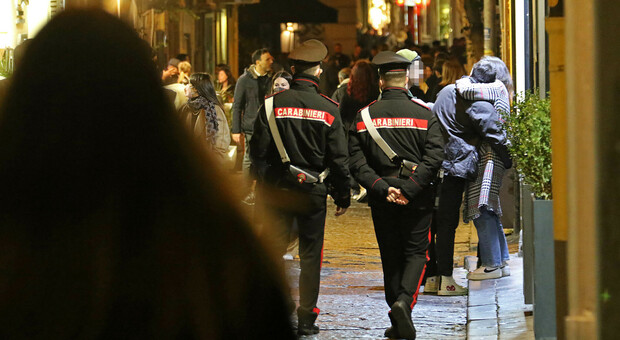Movida a Napoli, 22enne accoltellato in piazza Bellini durante un tentativo di rapina