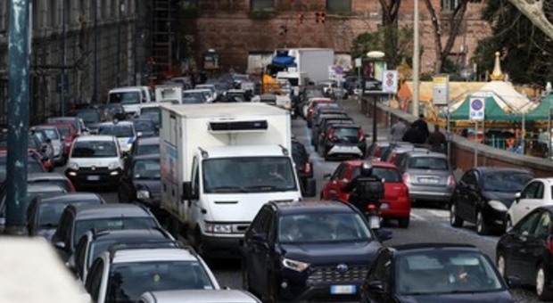 Napoli, sondaggio Ipsos-Legambiente sulla mobilità: aumentano gli spostamenti in auto del +39% rispetto al 2019