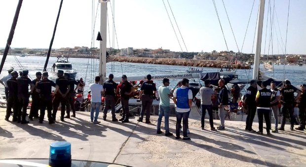 Migranti, veliero Alex a Lampedusa: forziamo il blocco. Salvini: hanno rifiutato acqua DIRETTA TV