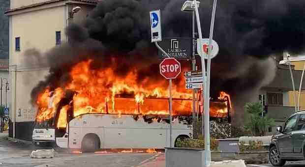 Il bus in fiamme nel corso degli scontri